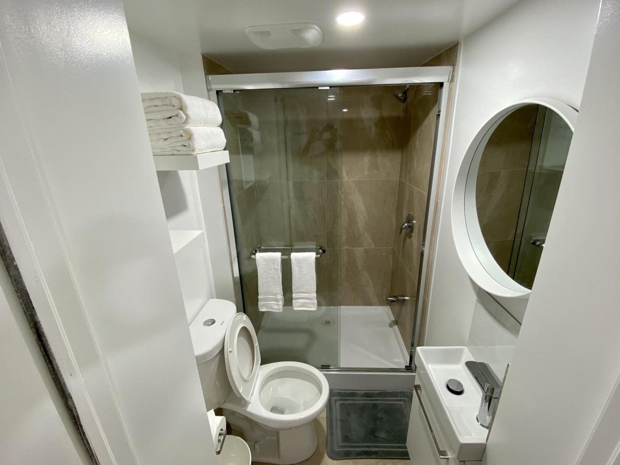 Affordable Room With Free Parking In Newmarket On ภายนอก รูปภาพ