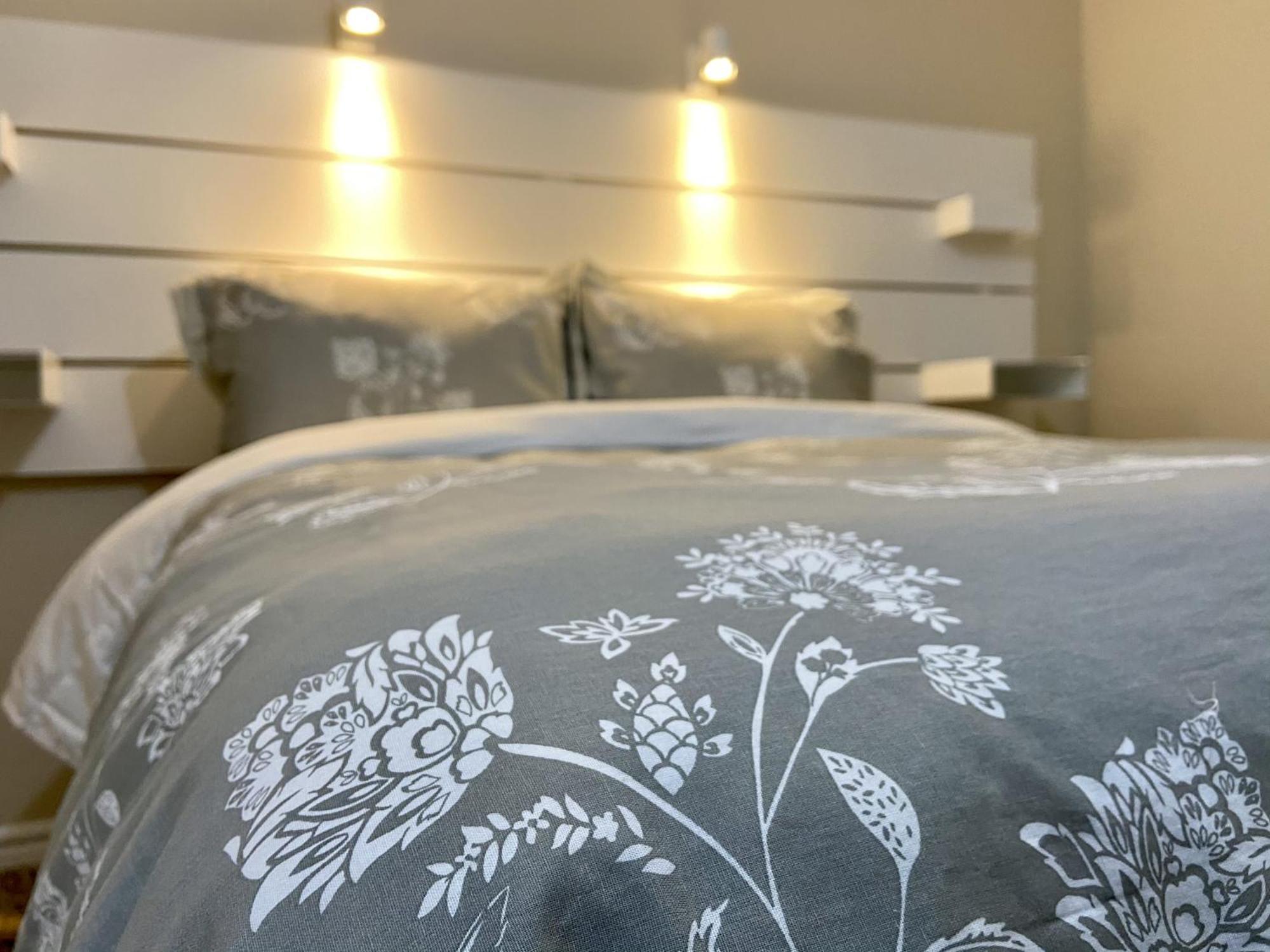 Affordable Room With Free Parking In Newmarket On ภายนอก รูปภาพ